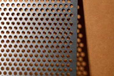 Descubra como chapas perfuradas de aço inoxidável podem reduzir custos em projetos industriais